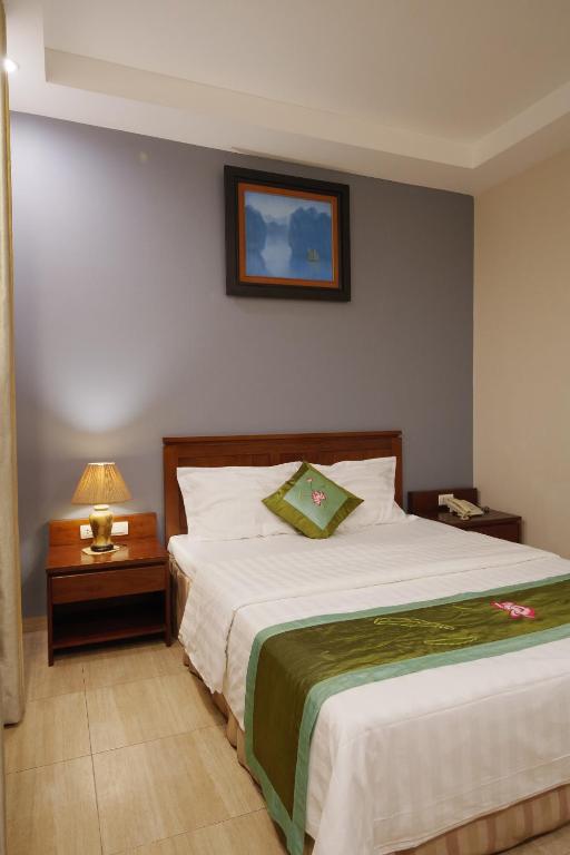 Postel nebo postele na pokoji v ubytování Ngan Ha Hotel Long Bien