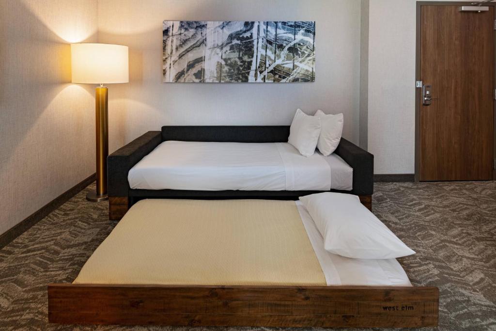 Postel nebo postele na pokoji v ubytování SpringHill Suites by Marriott Dallas Richardson/University Area
