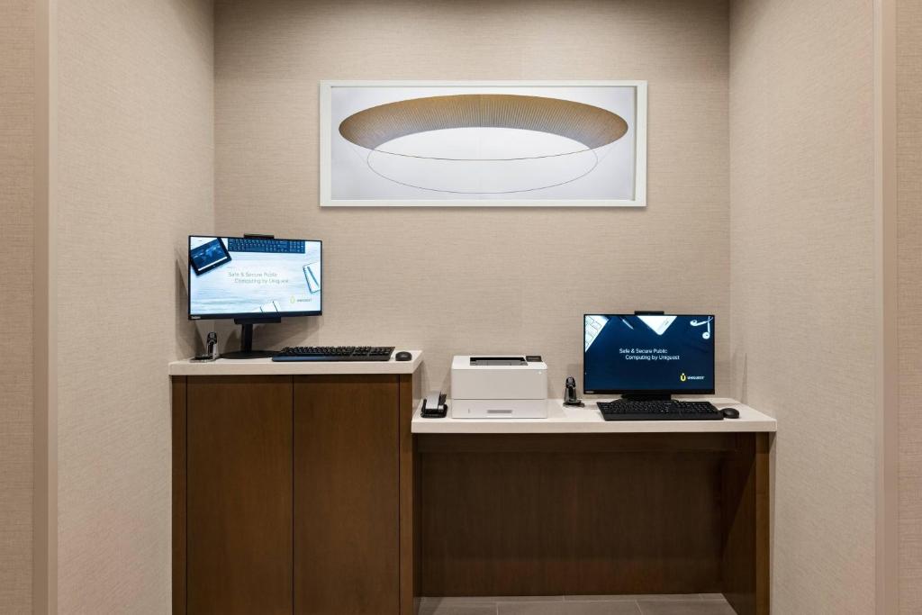 TV a/nebo společenská místnost v ubytování SpringHill Suites by Marriott Dallas Richardson/University Area