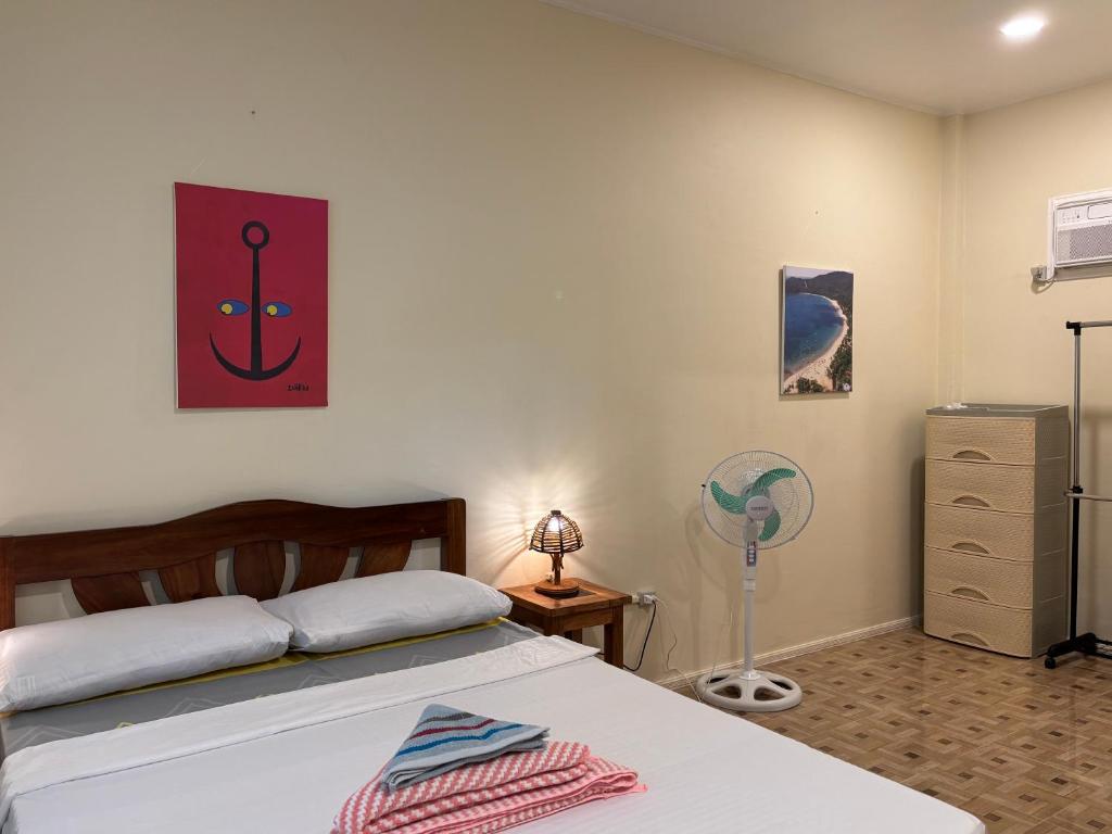 Postel nebo postele na pokoji v ubytování Villa Skanderbeg Guest House Talaudyong Beach