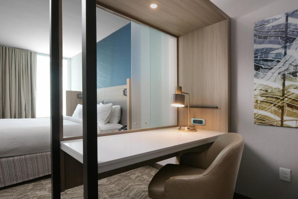 Postel nebo postele na pokoji v ubytování SpringHill Suites by Marriott Texas City