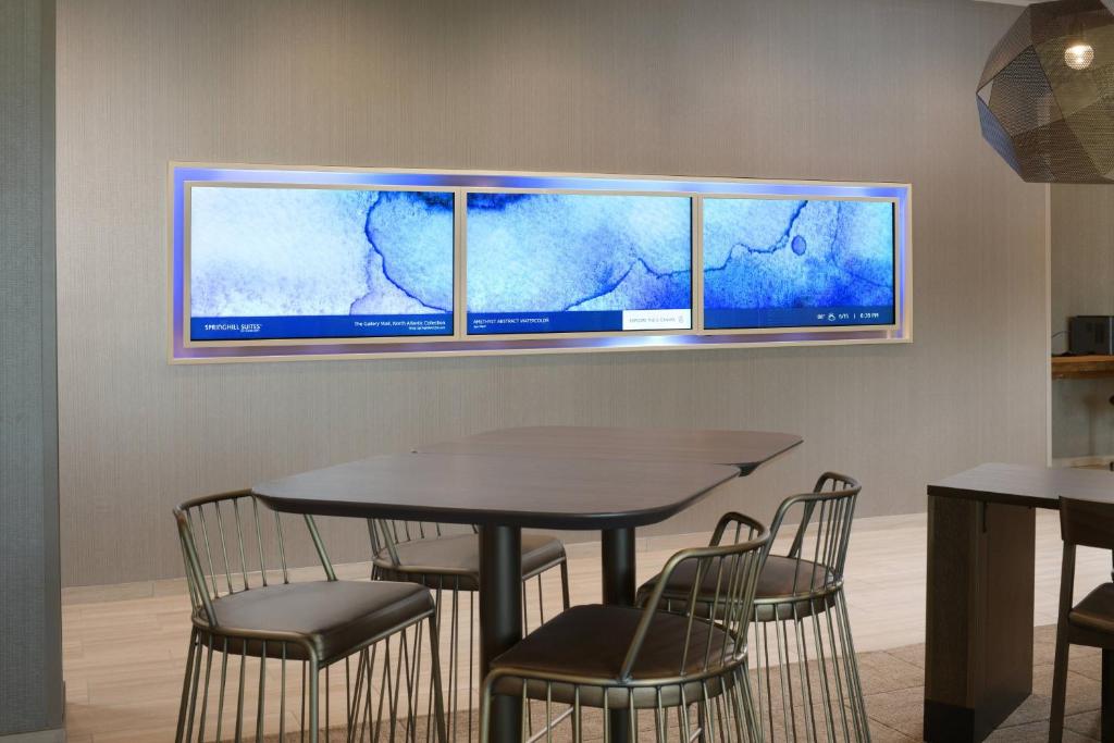TV a/nebo společenská místnost v ubytování SpringHill Suites by Marriott Texas City