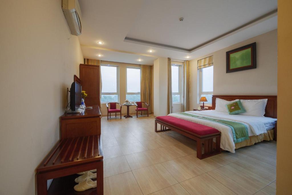 Postel nebo postele na pokoji v ubytování Ngan Ha Hotel Long Bien