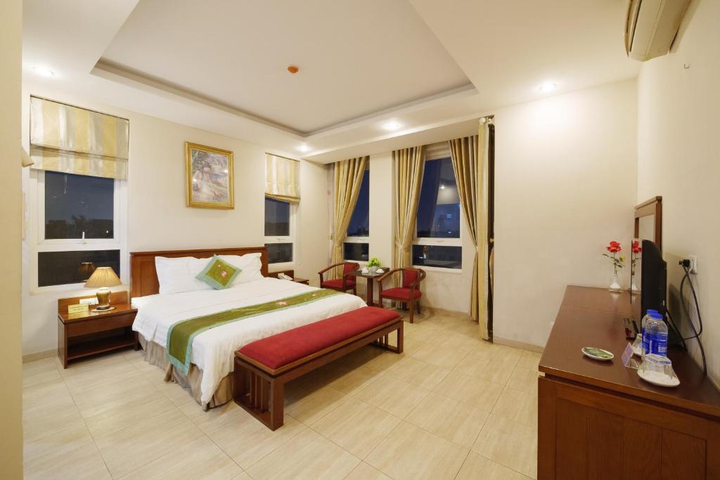 Postel nebo postele na pokoji v ubytování Ngan Ha Hotel Long Bien