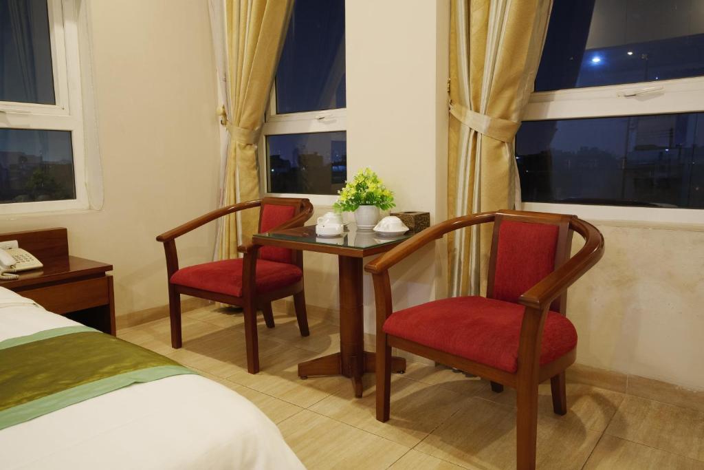 Postel nebo postele na pokoji v ubytování Ngan Ha Hotel Long Bien