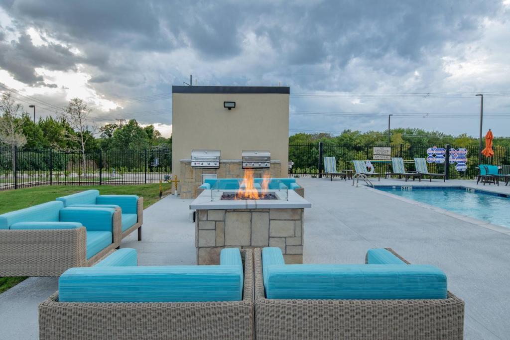 Bazén v ubytování SpringHill Suites by Marriott Dallas McKinney nebo v jeho okolí