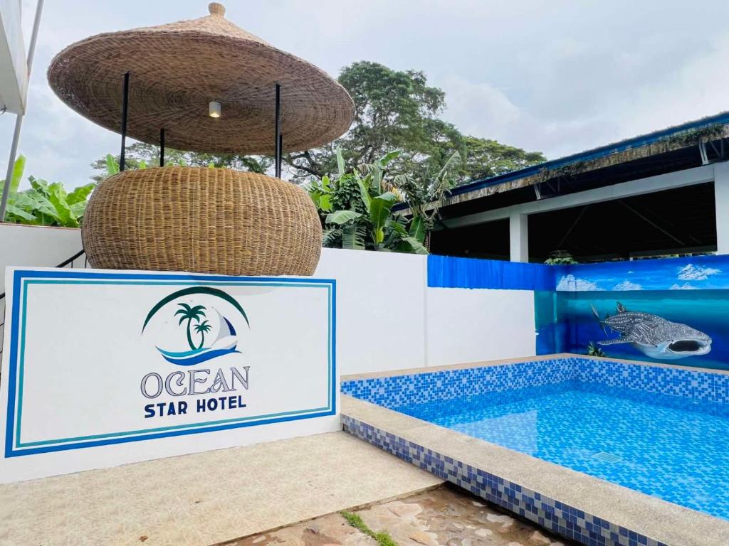 Bazén v ubytování Ocean Star Hotel Coron nebo v jeho okolí