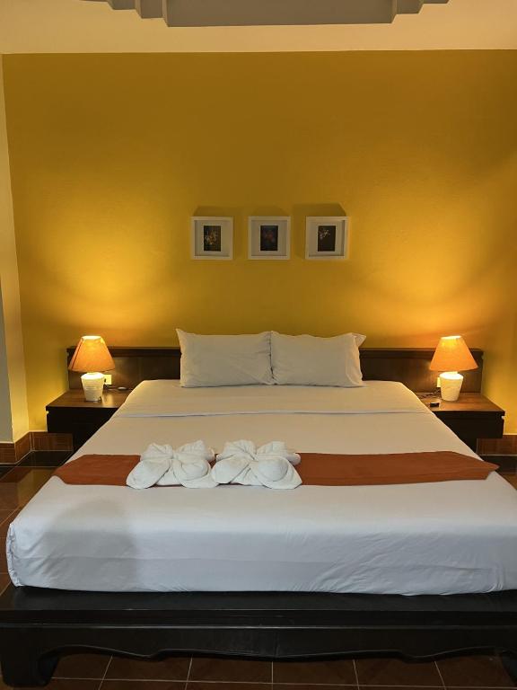 Postel nebo postele na pokoji v ubytování J Hotel