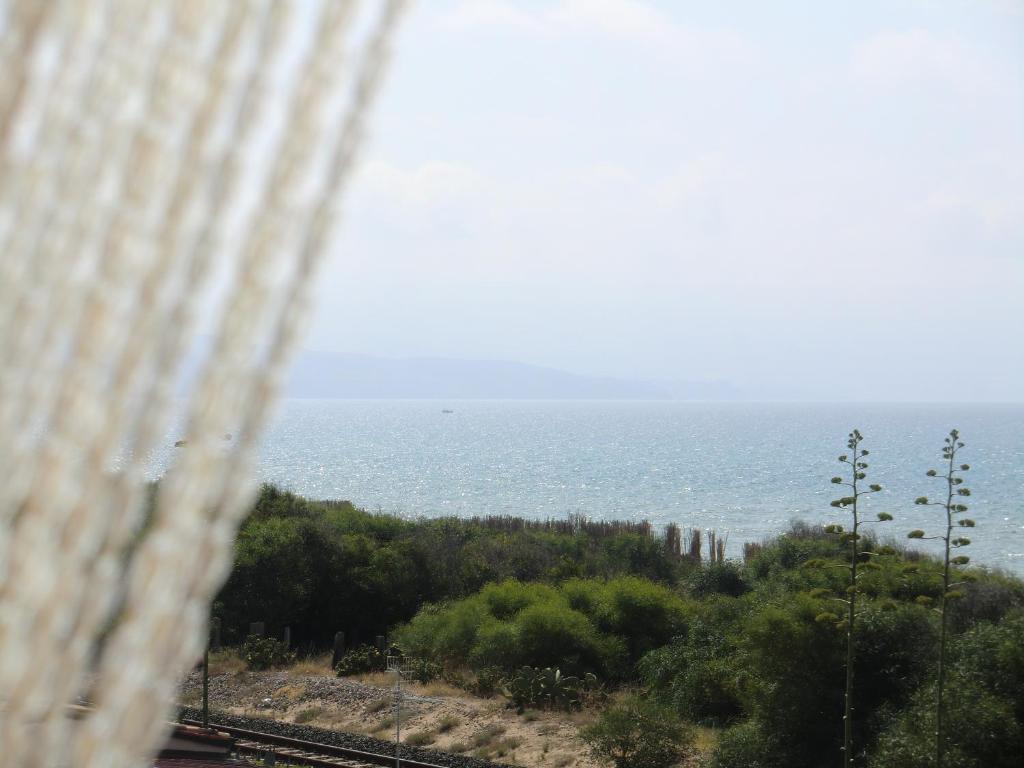 una ventana con vistas al océano en Case Vacanze C M Windsurf, en Alcamo Marina