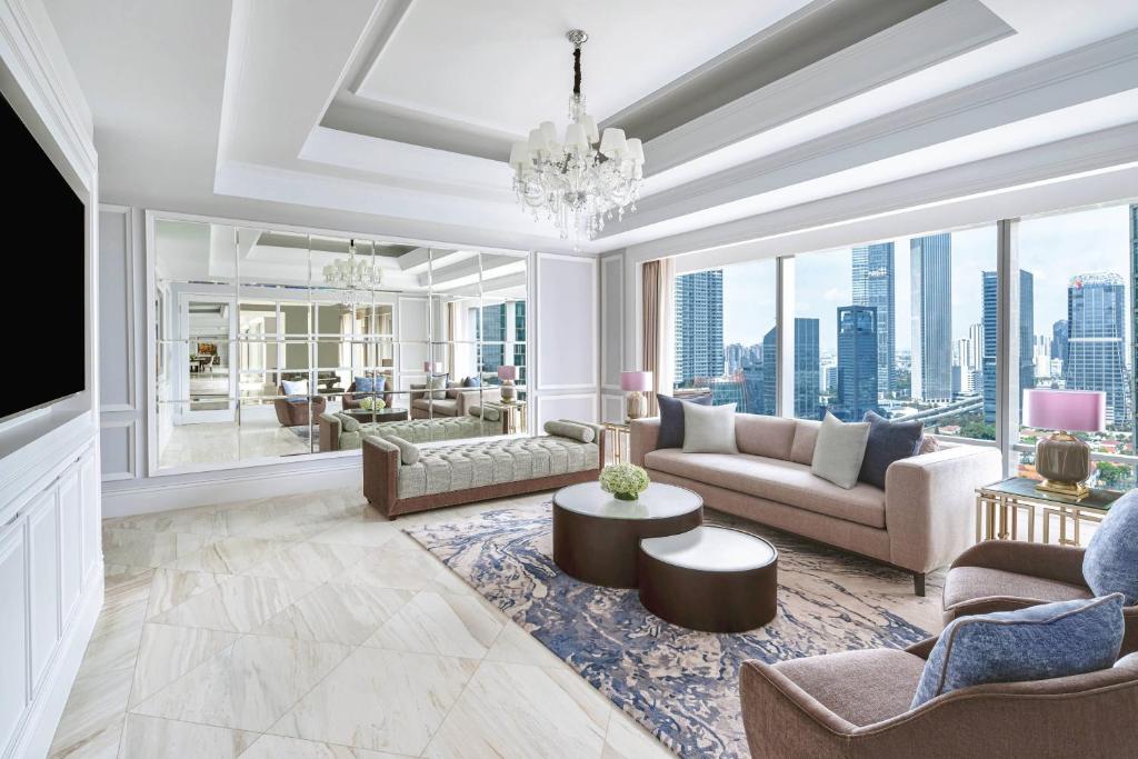 un soggiorno con vista sulla città di The Ritz-Carlton Jakarta, Mega Kuningan a Giacarta