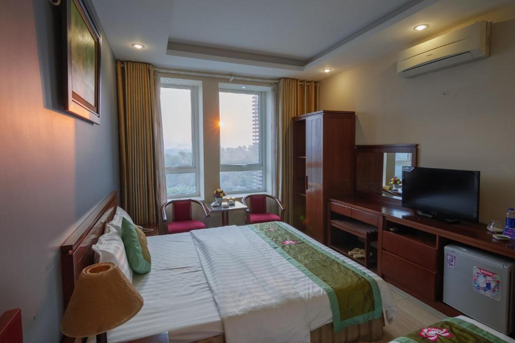Postel nebo postele na pokoji v ubytování Ngan Ha Hotel Long Bien