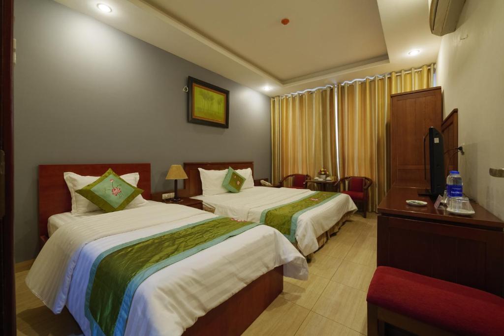 Postel nebo postele na pokoji v ubytování Ngan Ha Hotel Long Bien