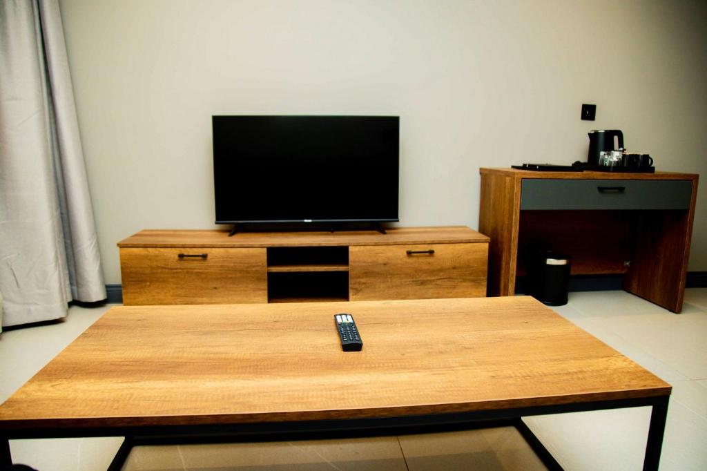 TV a/nebo společenská místnost v ubytování New Amaan Hotel
