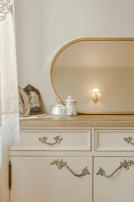 济州市32평자쿠지독채 지금애월的梳妆台,上面有镜子