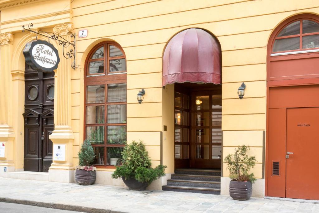 un edificio amarillo con plantas delante de él en Hotel Bajazzo, en Viena
