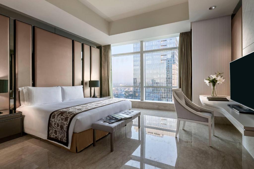 Postel nebo postele na pokoji v ubytování The Residences of The Ritz-Carlton Jakarta Pacific Place