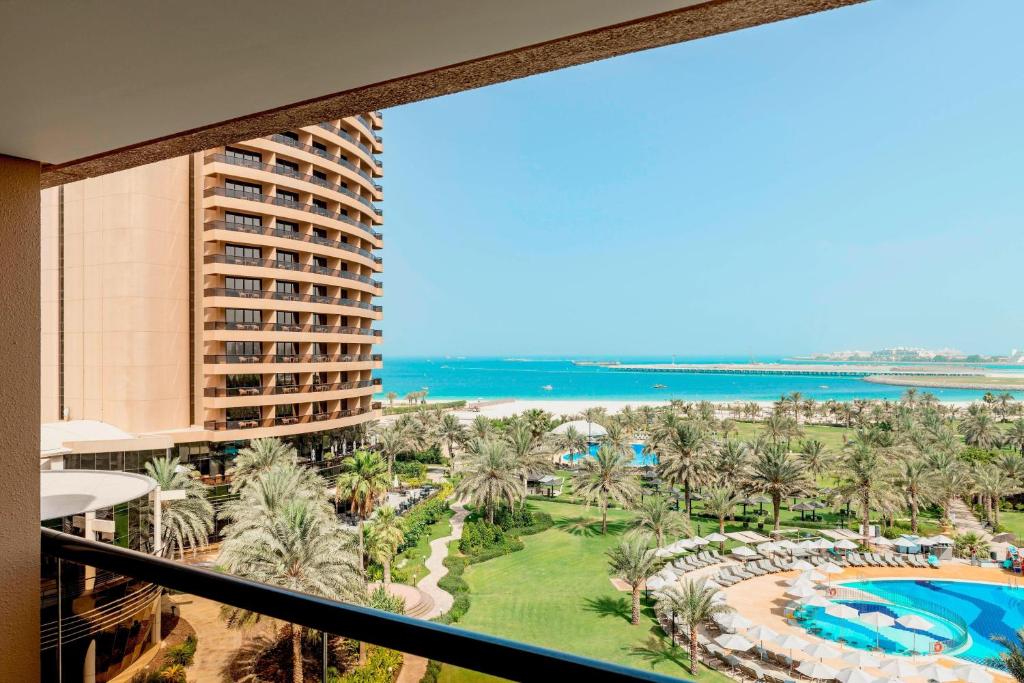 Bazén v ubytování Le Royal Meridien Beach Resort & Spa Dubai nebo v jeho okolí