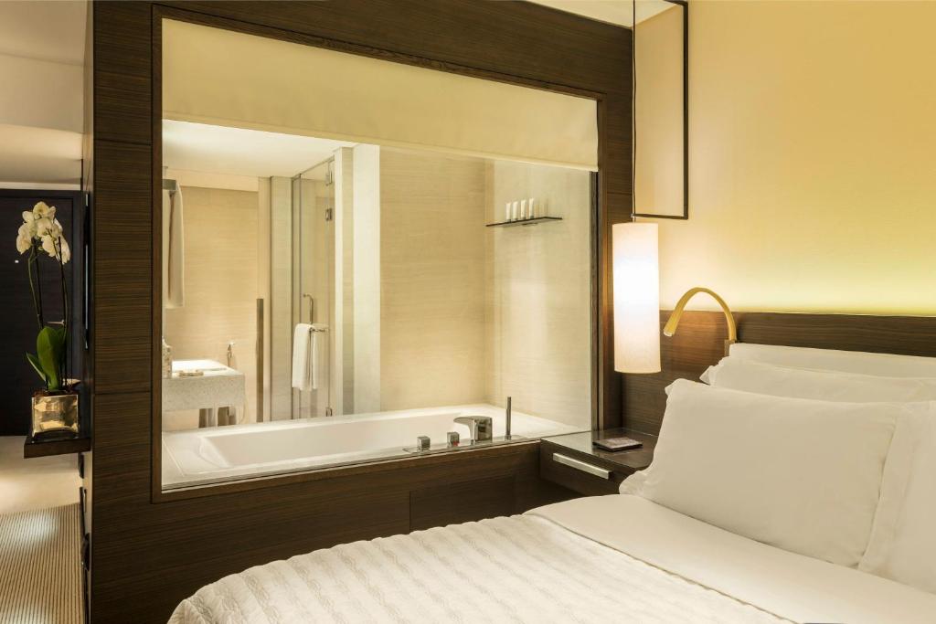 Postel nebo postele na pokoji v ubytování Le Royal Meridien Beach Resort & Spa Dubai