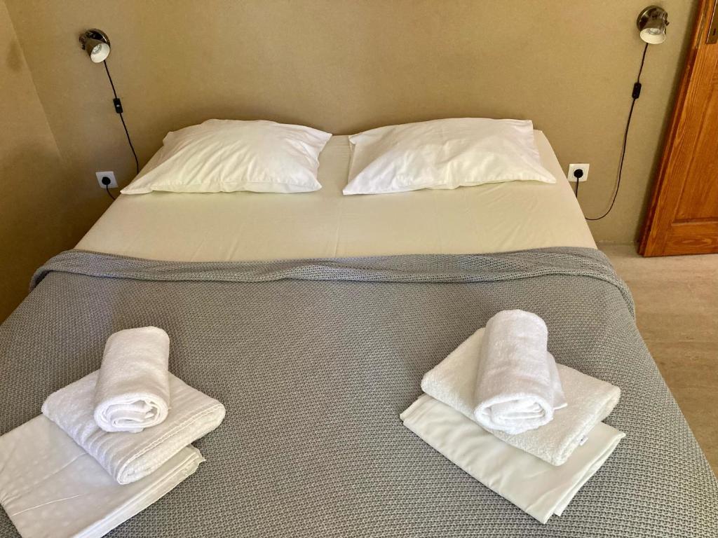 Postel nebo postele na pokoji v ubytování Apartments Mimoza Komiza