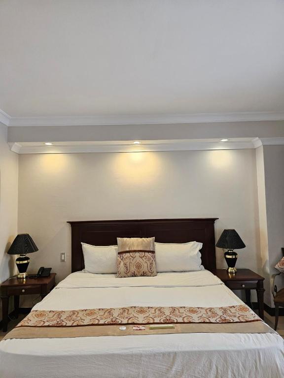 Postel nebo postele na pokoji v ubytování Valentino's Hotel
