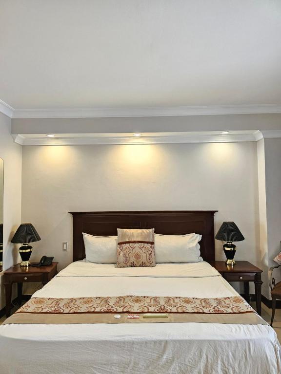Postel nebo postele na pokoji v ubytování Valentino's Hotel