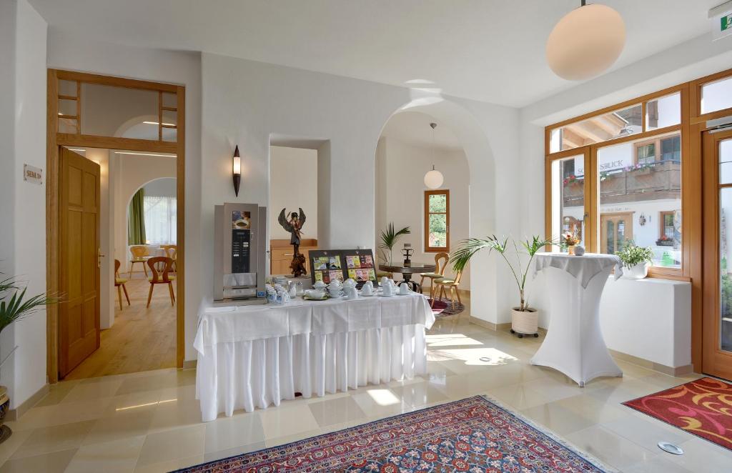 Nápoje v ubytování Hotel Kraftquelle Schlossblick