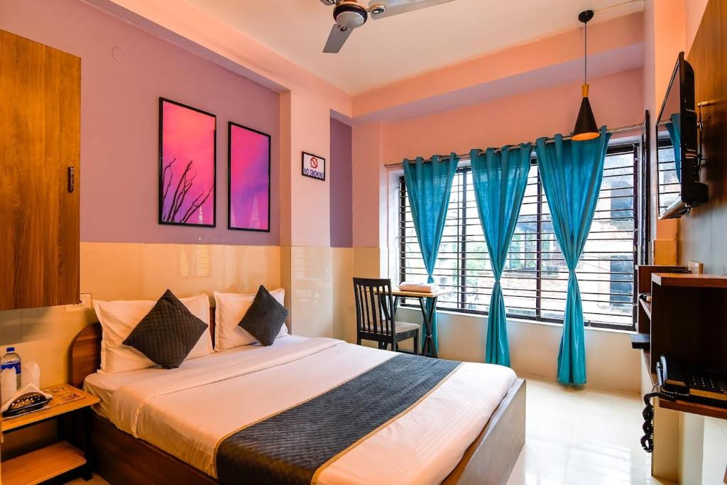 Postel nebo postele na pokoji v ubytování The Kolkata Hotel