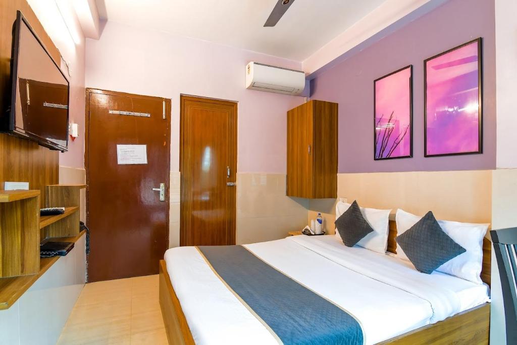 Postel nebo postele na pokoji v ubytování The Kolkata Hotel