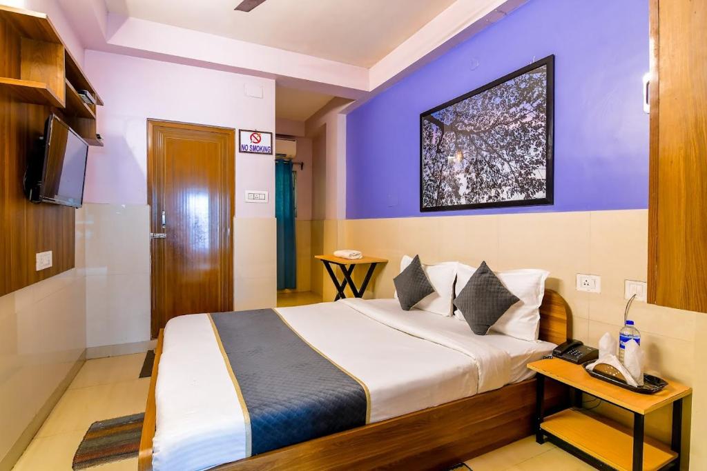Postel nebo postele na pokoji v ubytování The Kolkata Hotel