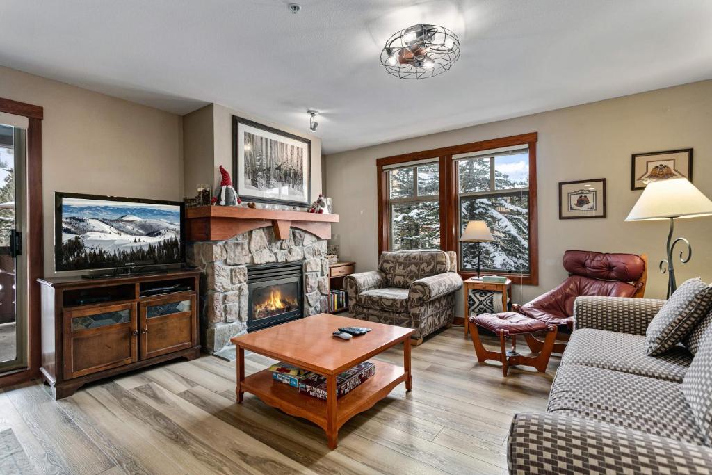 Χώρος καθιστικού στο 2201 - Two Bedroom Standard Eagle Springs East condo