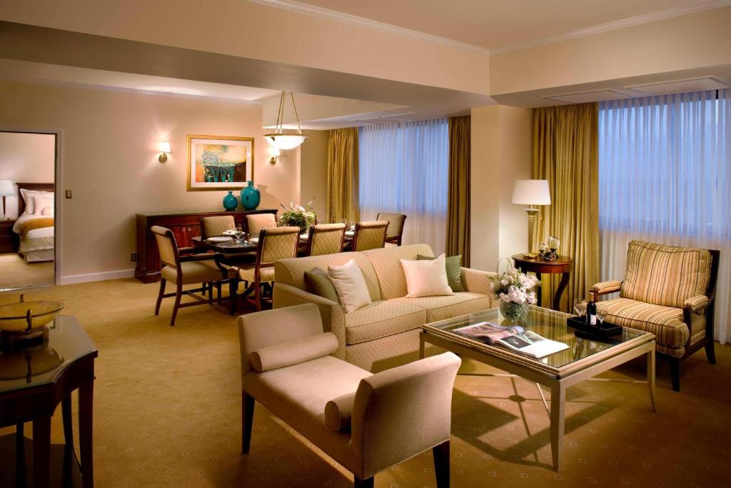 a living room with a couch and a dining room at Miami Marriott Dadeland in Miami