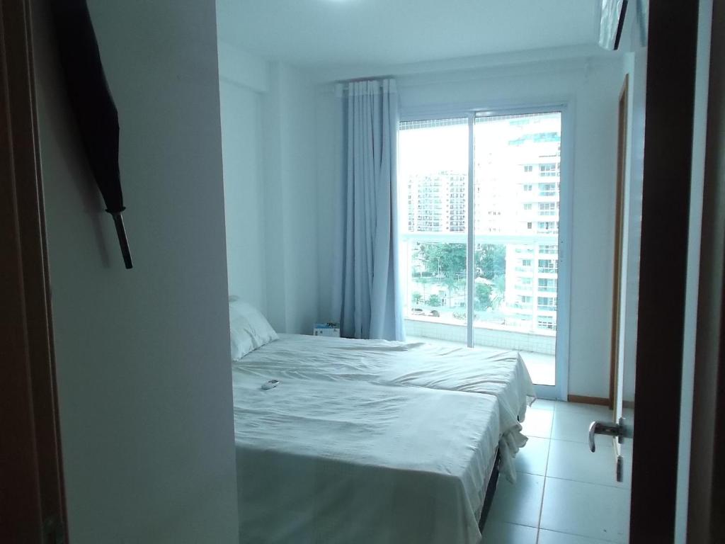 En eller flere senge i et værelse på Apartamento Hélio Gregório Barra da Tijuca