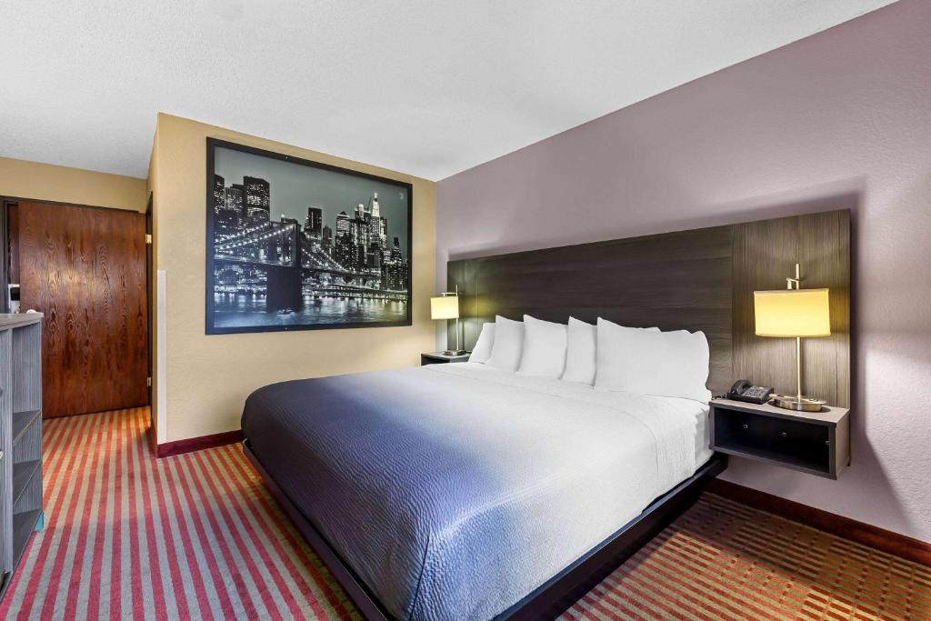 Ein Bett oder Betten in einem Zimmer der Unterkunft Super 8 by Wyndham Amsterdam
