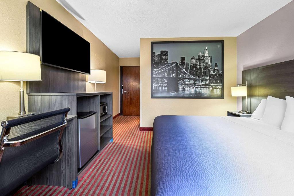 Ein Bett oder Betten in einem Zimmer der Unterkunft Super 8 by Wyndham Amsterdam