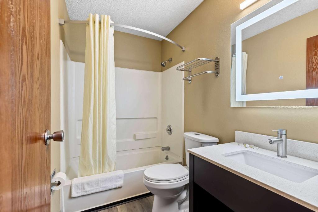 Ein Badezimmer in der Unterkunft Super 8 by Wyndham Amsterdam