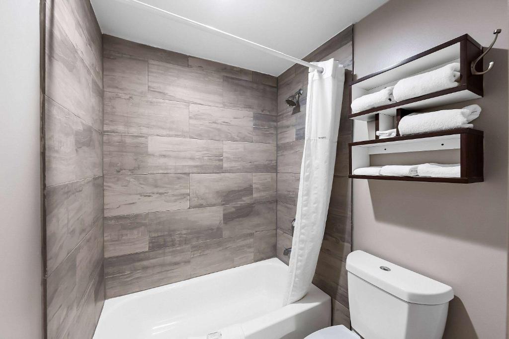 a bathroom with a white toilet and a shower at Howard Johnson by Wyndham Jackson in Jackson