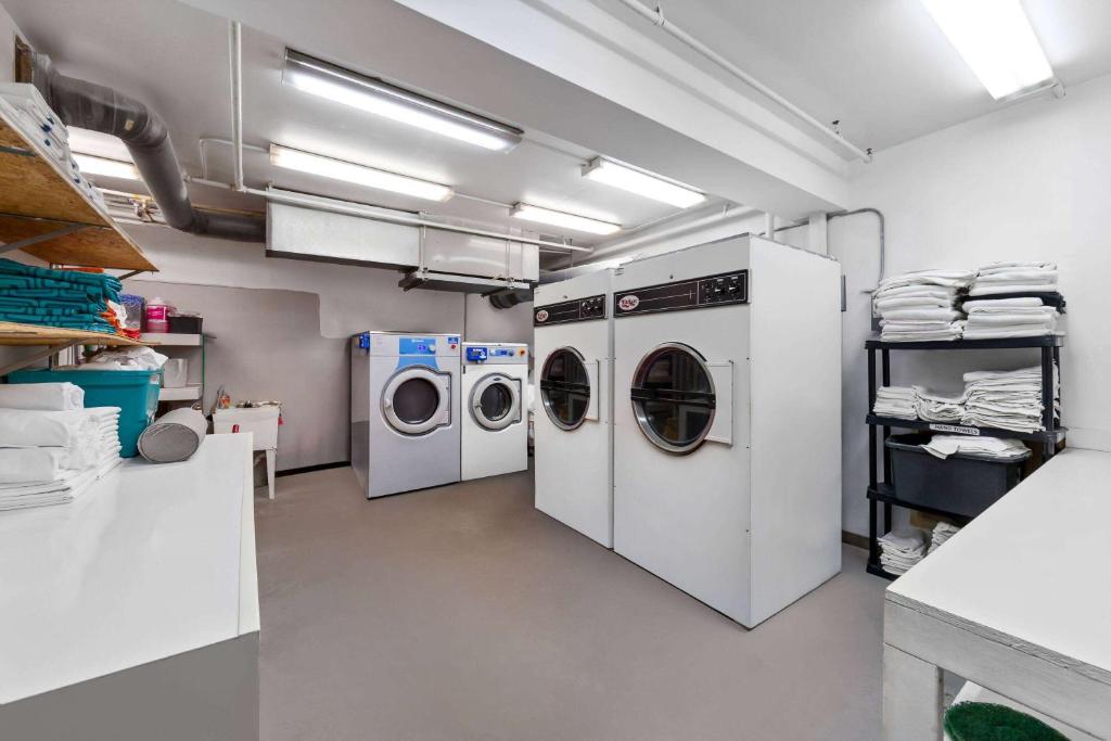 a laundry room with two washing machines in it at Howard Johnson by Wyndham Jackson in Jackson