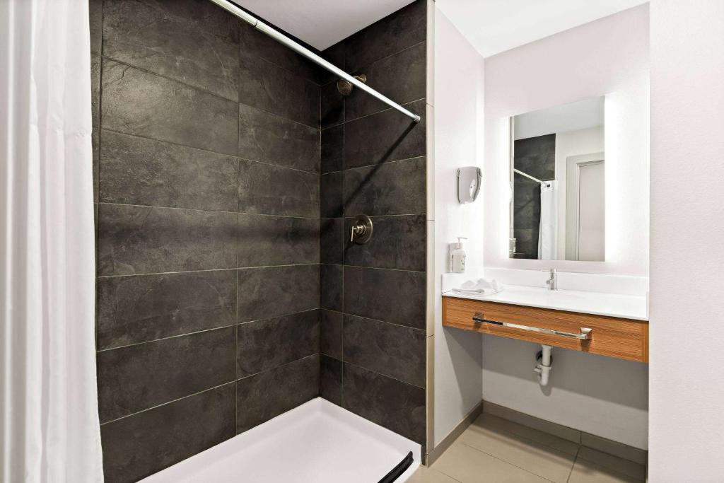 Koupelna v ubytování Holiday Inn Express & Suites George - Quincy South by IHG