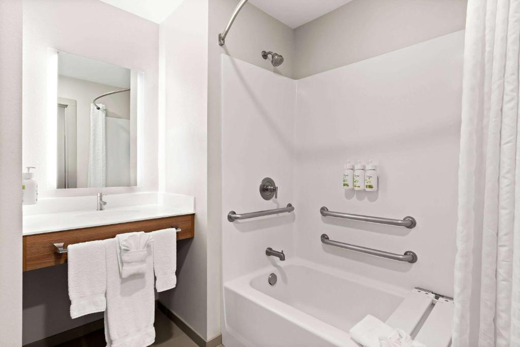Koupelna v ubytování Holiday Inn Express & Suites George - Quincy South by IHG