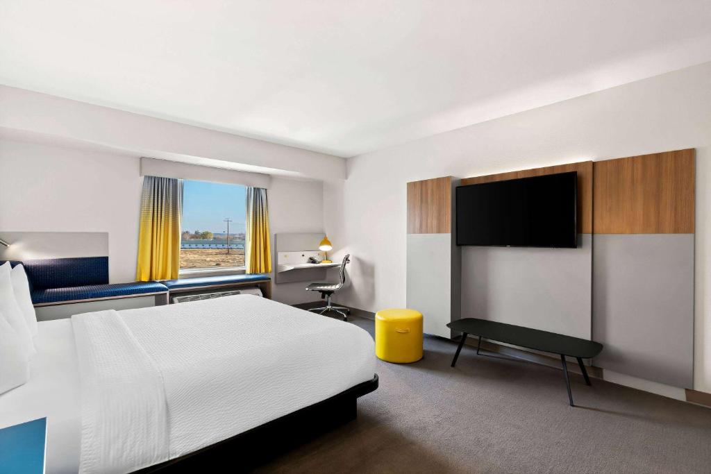 Postel nebo postele na pokoji v ubytování Holiday Inn Express & Suites George - Quincy South by IHG
