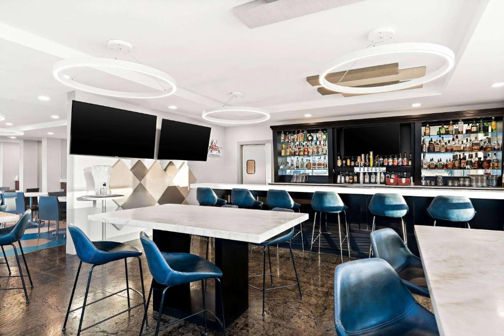 Lounge nebo bar v ubytování Holiday Inn Express & Suites George - Quincy South by IHG