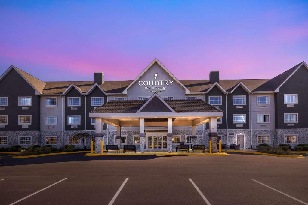 Una representación de un hotel con estacionamiento. en Country Inn &amp; Suites by Radisson Bolingbrook, I-55, en Bolingbrook