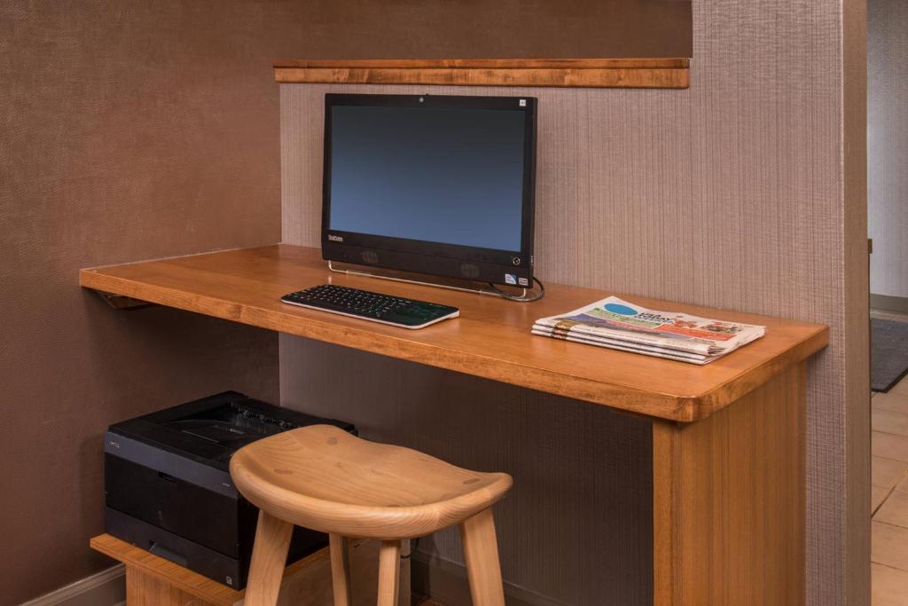 TV a/nebo společenská místnost v ubytování SpringHill Suites Herndon Reston