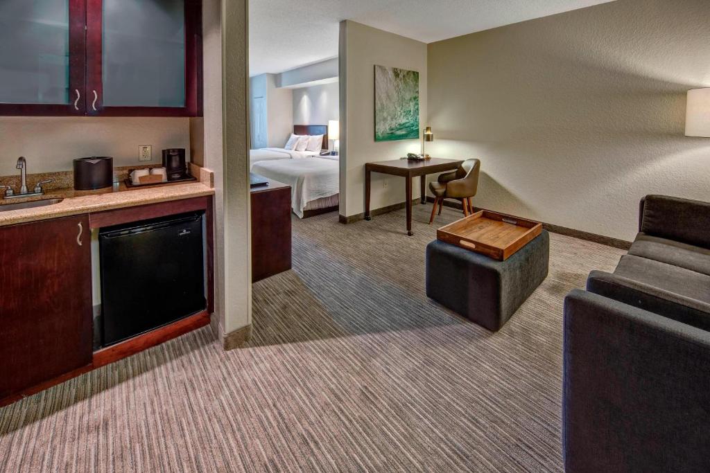 Kuchyň nebo kuchyňský kout v ubytování SpringHill Suites by Marriott Naples