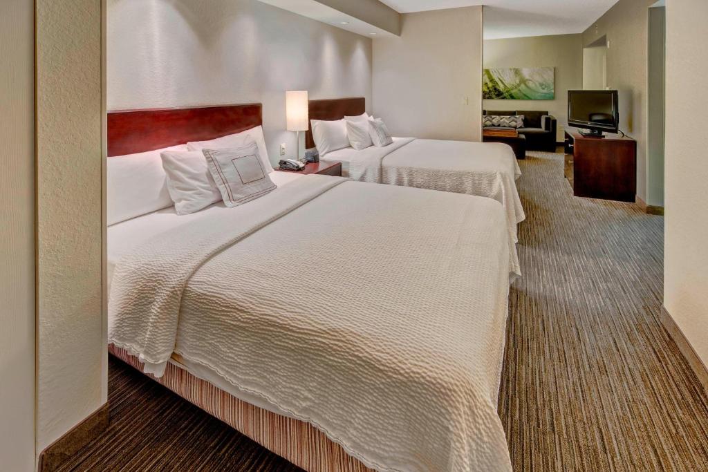 Postel nebo postele na pokoji v ubytování SpringHill Suites by Marriott Naples