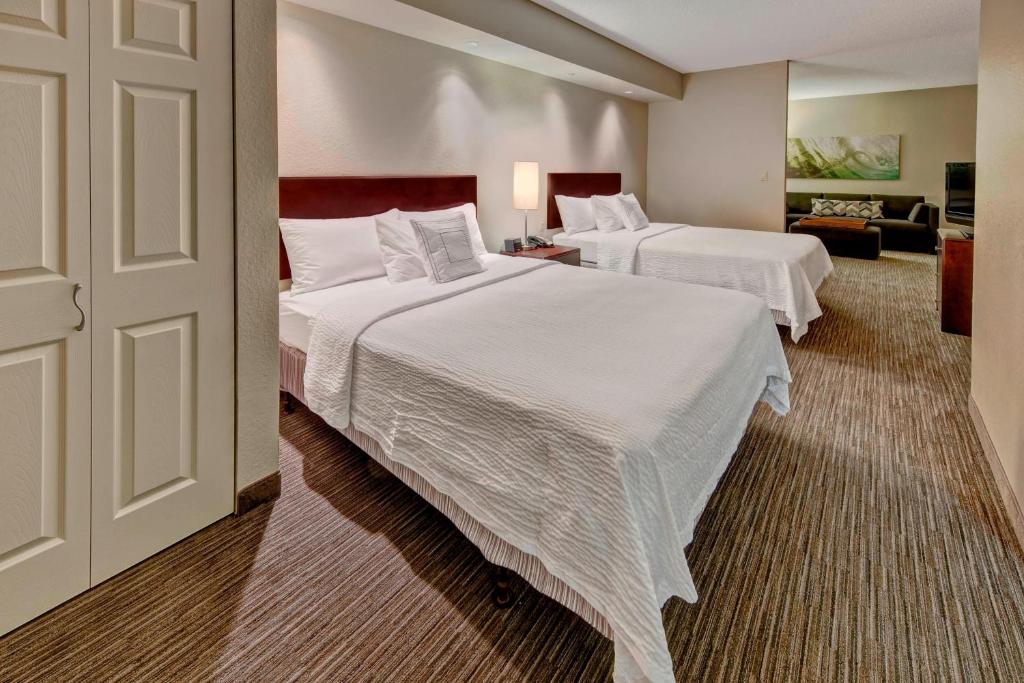 Postel nebo postele na pokoji v ubytování SpringHill Suites by Marriott Naples