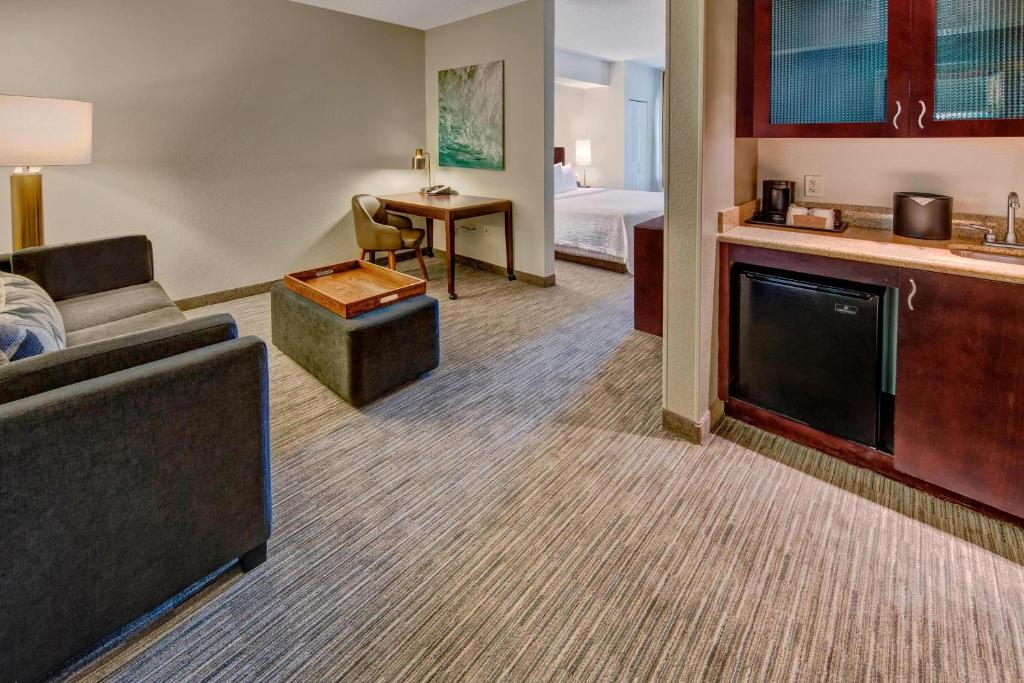 Kuchyň nebo kuchyňský kout v ubytování SpringHill Suites by Marriott Naples