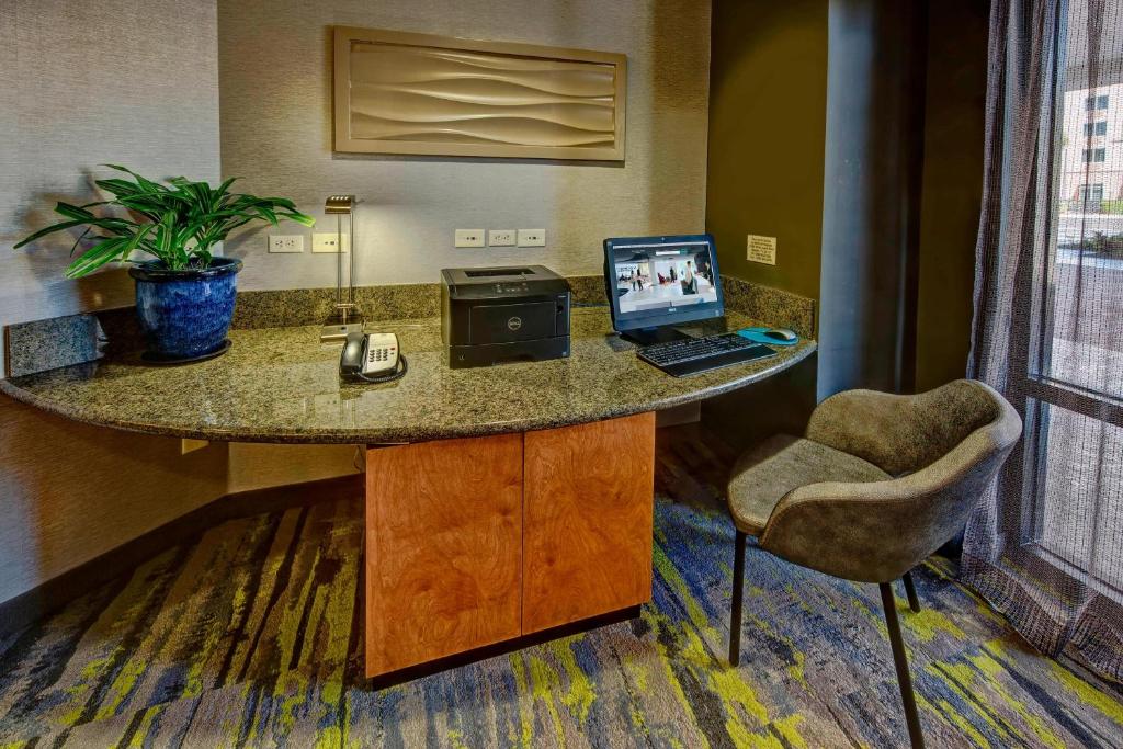TV a/nebo společenská místnost v ubytování SpringHill Suites by Marriott Naples
