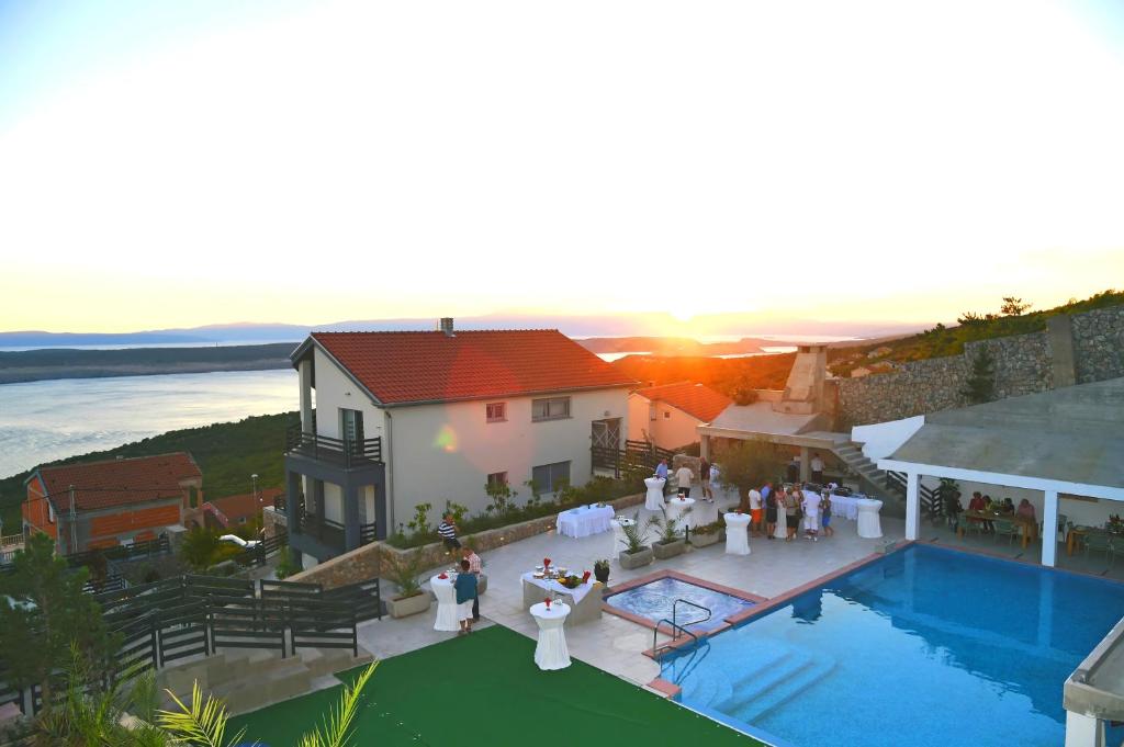 Bazén v ubytovaní Villa Kalmar - Heated pool and spectacular sea view alebo v jeho blízkosti
