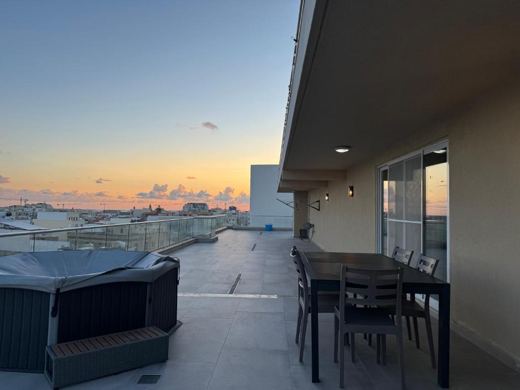 Balcone o terrazza di Skyline Soak, Views & Jacuzzi